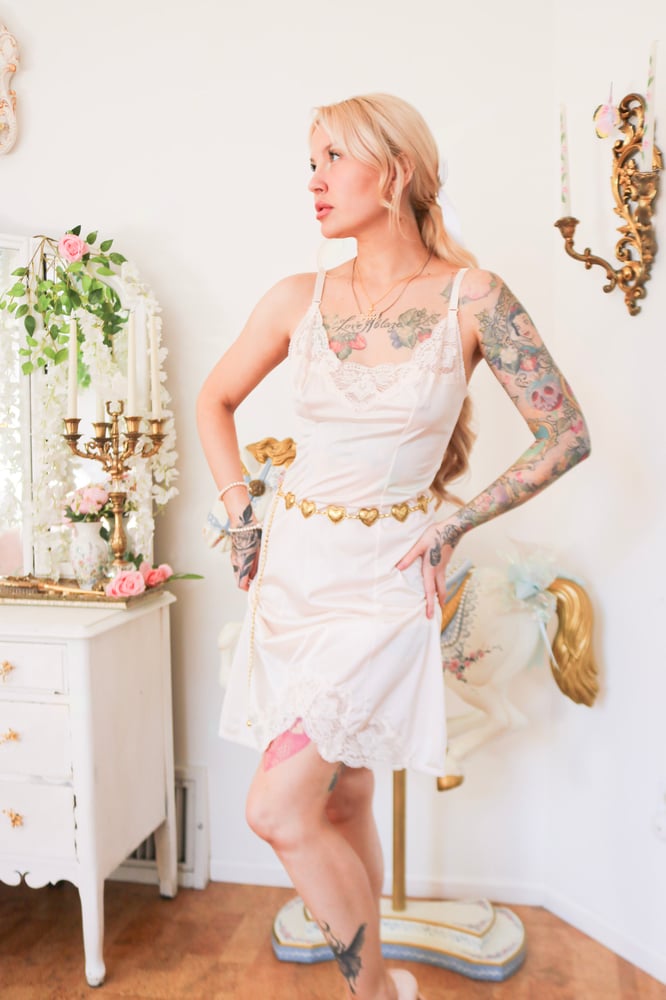 Image of Early 2000s Olga Nude Peachy Slip With Lace Details (32 - Small)