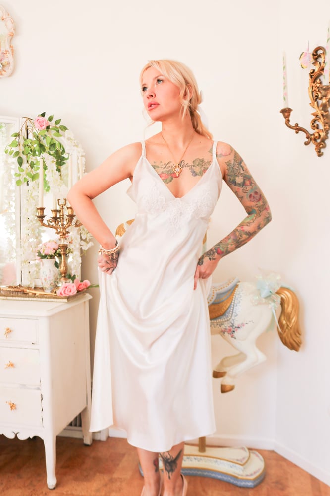 Image of Modern Delicates Bridal Style White Nightgown with Floral Swirling Applique (X-Large)