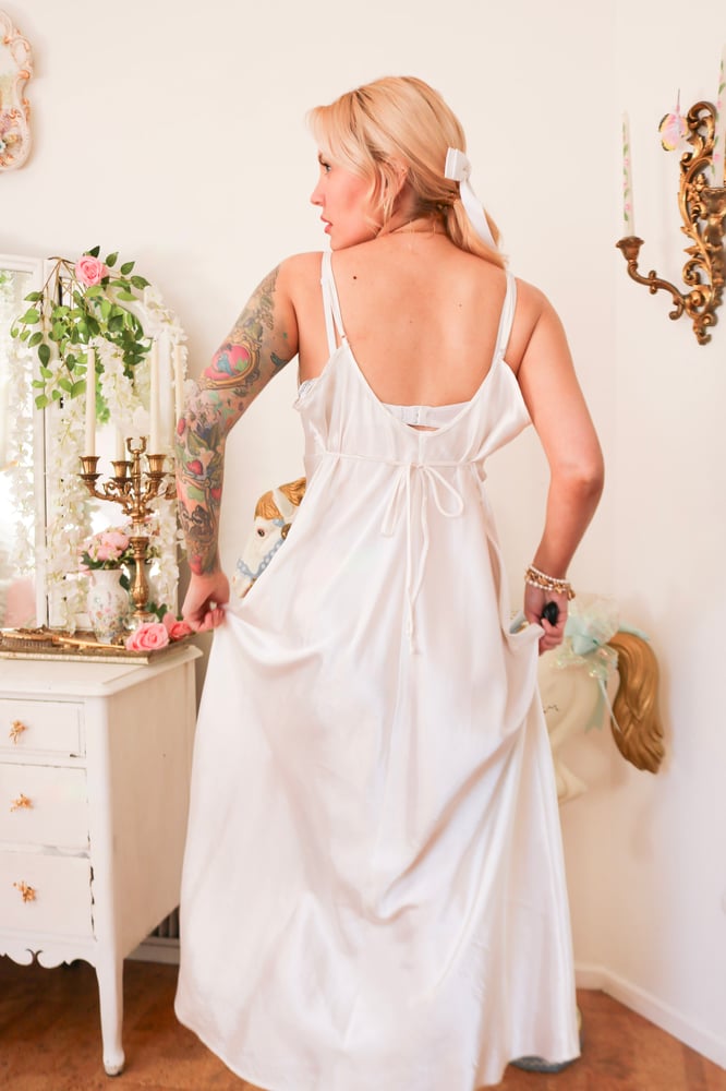 Image of Modern Delicates Bridal Style White Nightgown with Floral Swirling Applique (X-Large)