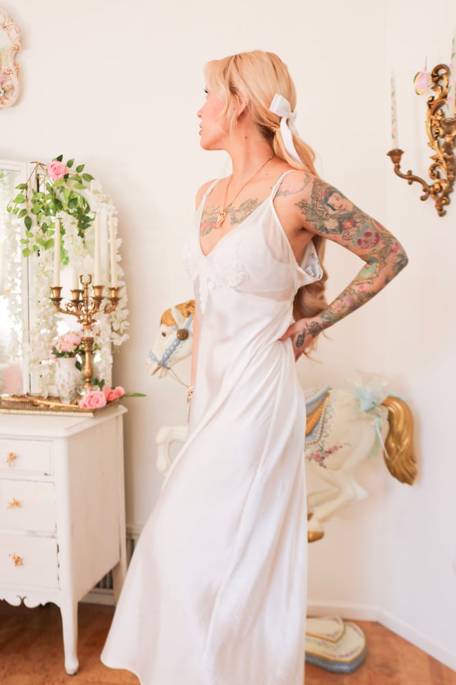 Image of Modern Delicates Bridal Style White Nightgown with Floral Swirling Applique (X-Large)