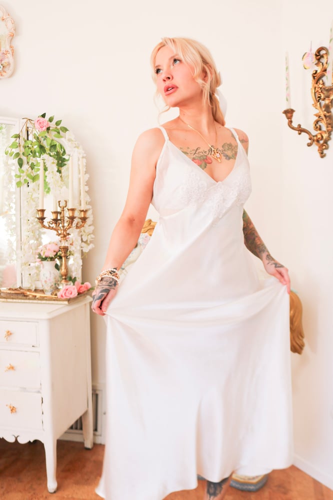 Image of Modern Delicates Bridal Style White Nightgown with Floral Swirling Applique (X-Large)