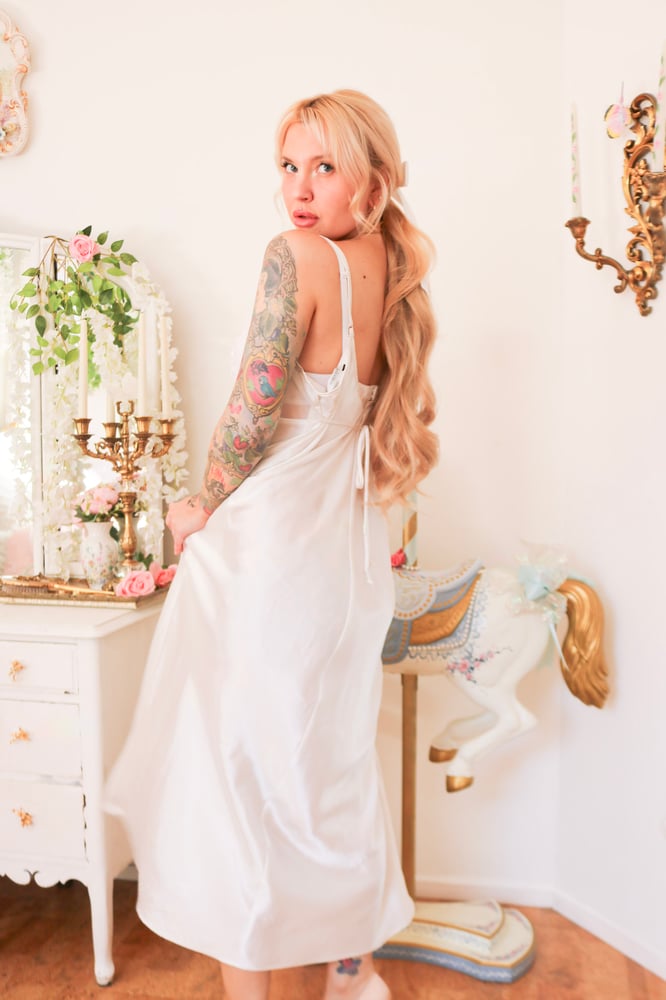 Image of Modern Delicates Bridal Style White Nightgown with Floral Swirling Applique (X-Large)