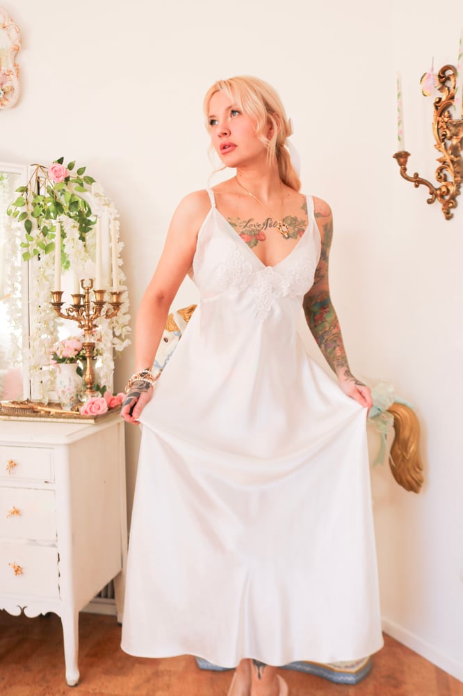 Image of Modern Delicates Bridal Style White Nightgown with Floral Swirling Applique (X-Large)
