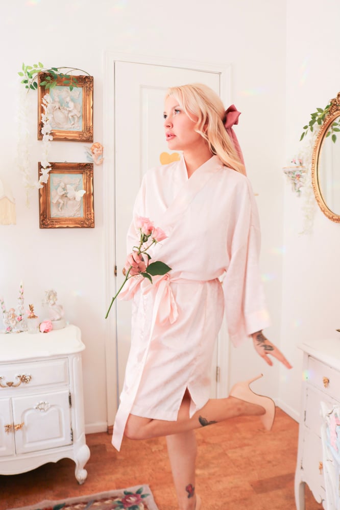 Image of Late 80s Sedu Pastel Pink Brocade Floral Robe (One Size)