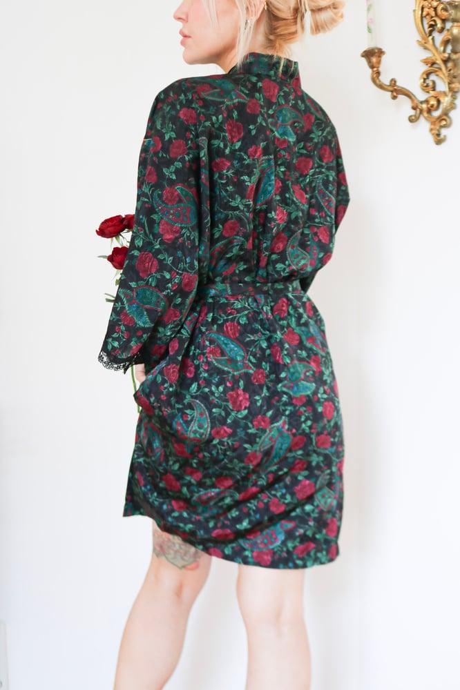 Image of 90s Delicates Rich Rose Robe With Lace Details (Medium)