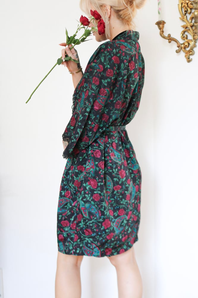 Image of 90s Delicates Rich Rose Robe With Lace Details (Medium)