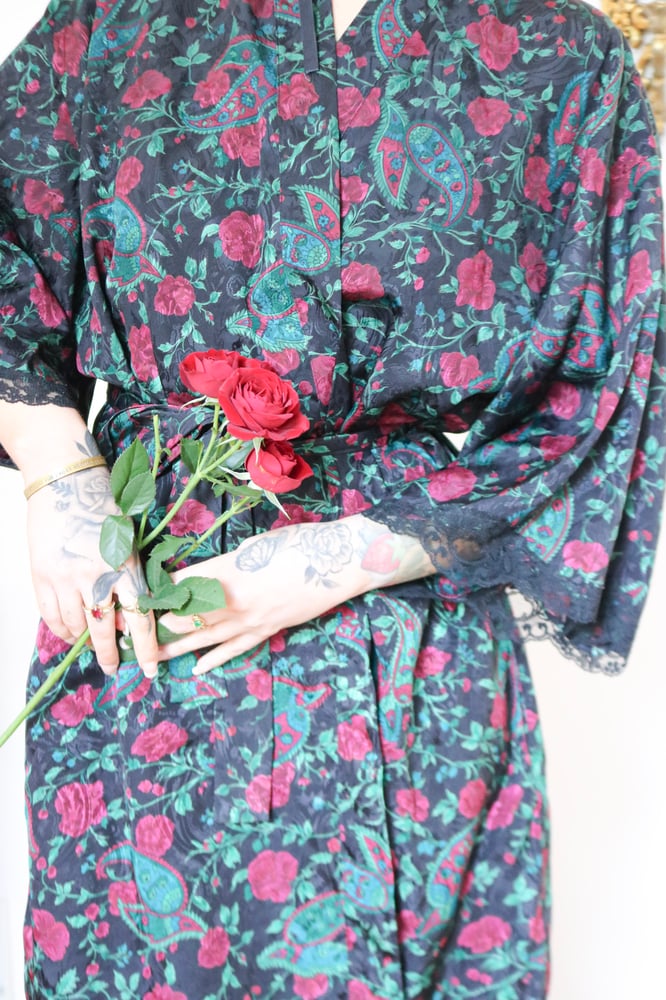 Image of 90s Delicates Rich Rose Robe With Lace Details (Medium)