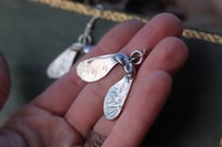 Image 2 of Orecchini con vere disamare di acero rivestite in argento 