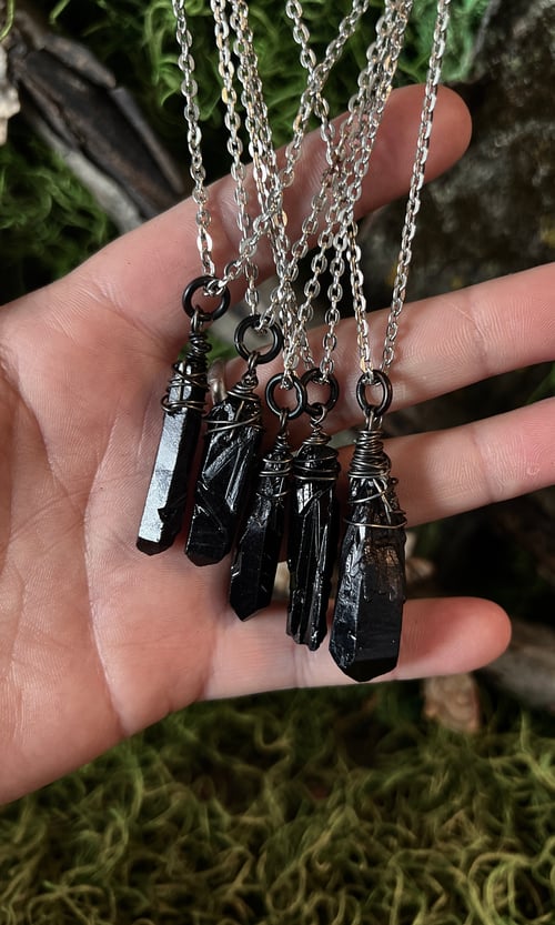 Image of BLACK CRYSTAL SIMPLE NECKLACE