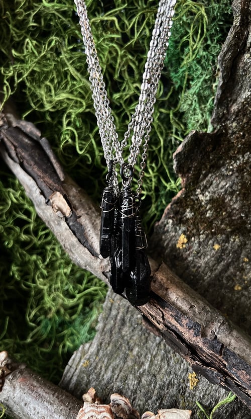 Image of BLACK CRYSTAL SIMPLE NECKLACE
