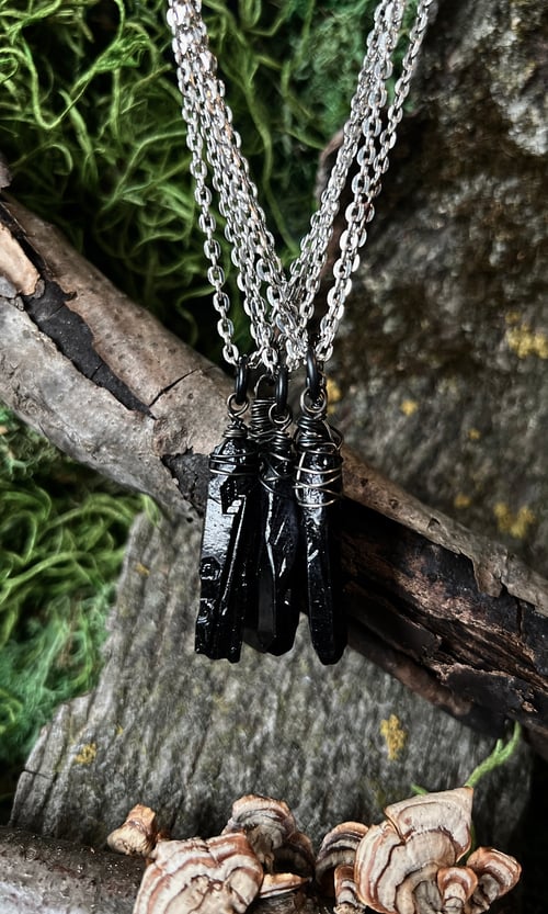 Image of BLACK CRYSTAL SIMPLE NECKLACE