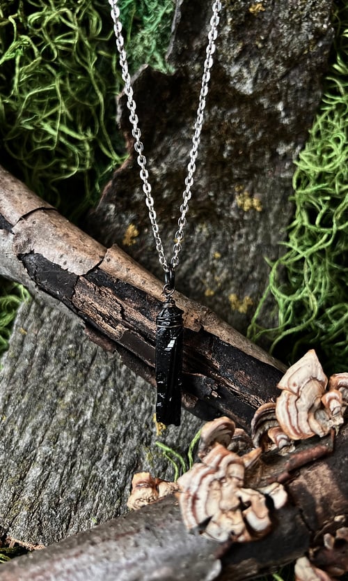 Image of BLACK CRYSTAL SIMPLE NECKLACE