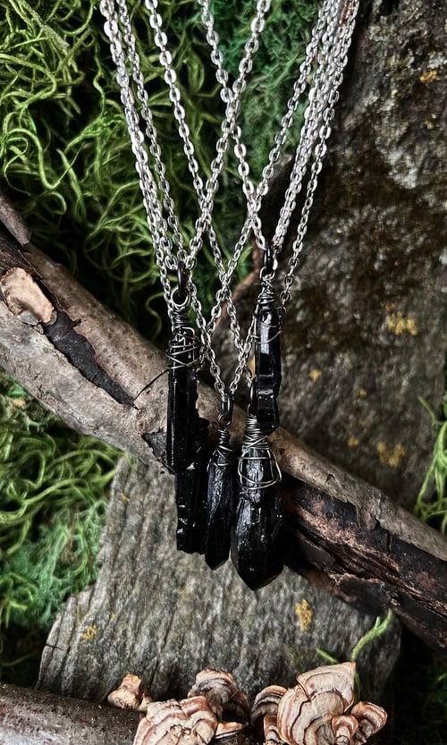 Image of BLACK CRYSTAL SIMPLE NECKLACE