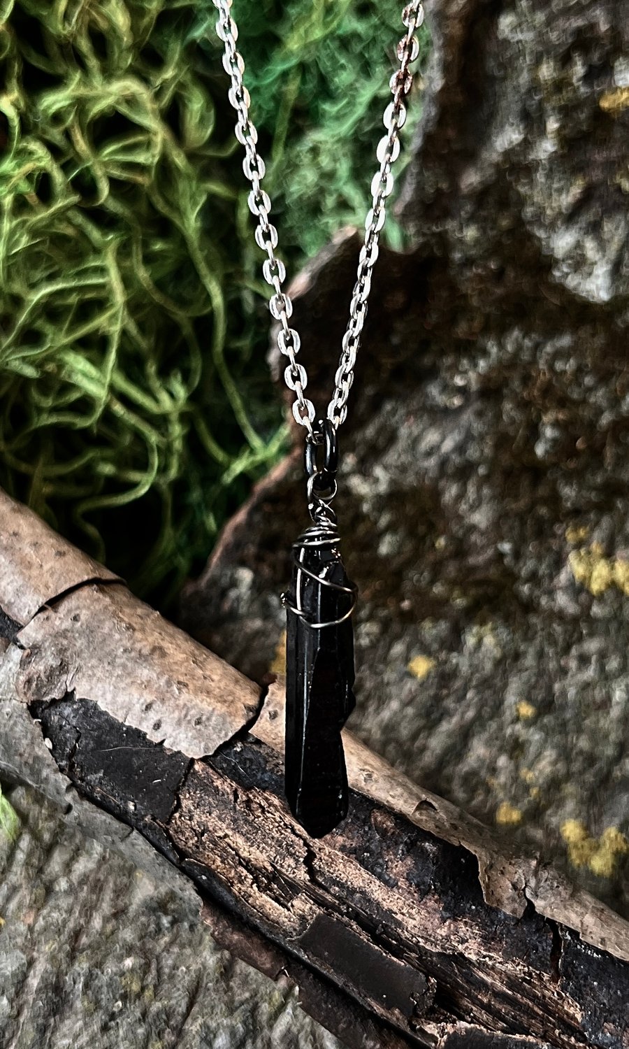 Image of BLACK CRYSTAL SIMPLE NECKLACE