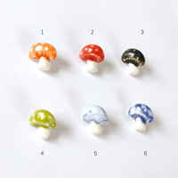 Image 1 of Pin's Champignon en céramique