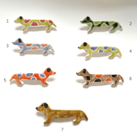 Broche teckel en céramique