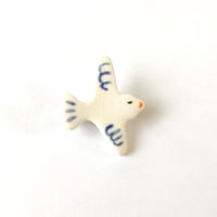Image 1 of Mini broche mouette en porcelaine