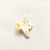 Image 2 of Mini broche mouette en porcelaine
