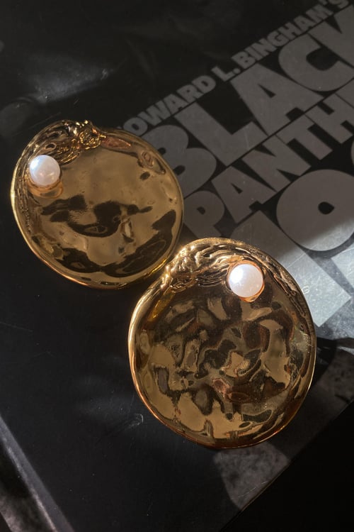 Image of Vintage "The World Is Your Oyster" Gold Tone Earrings