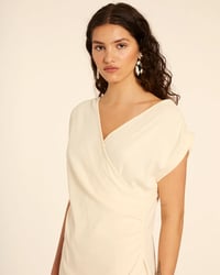 Image 4 of Vestido midi cruzado Crema de Pepaloves