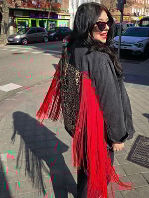 Chaqueta leopardo y flecos