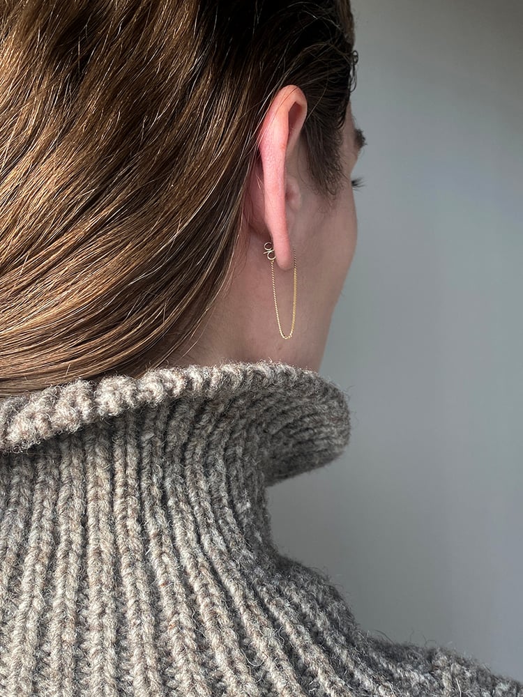 AS FINE AS IT CAN BE
A  DELICATE MATTER

This ultra-slim chain earpiece embodies a refined simplicity.
Made from pure 14k gold that glistens beautifully in the light and appears to be floating in your ear.

A sleek, timeless and sensual silhouette addition to any outfit.

Sold as a single piece and set as well.