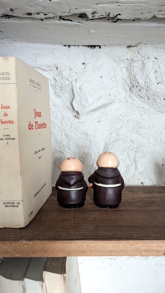 Les petits moines . Salière et poivrière. 