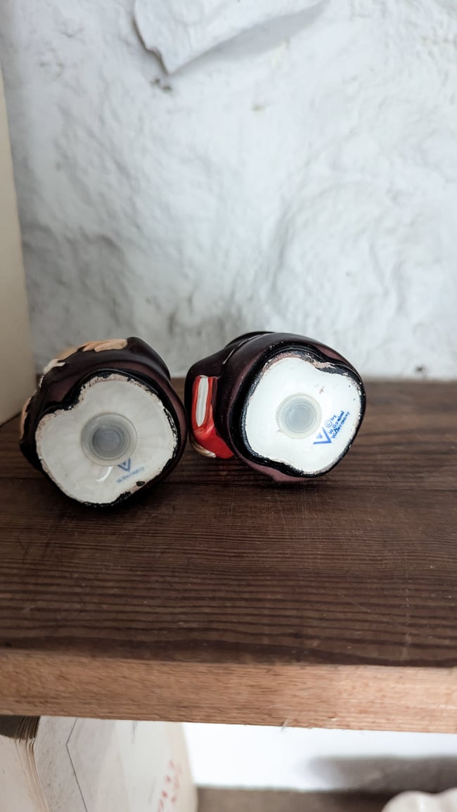 Les petits moines . Salière et poivrière. 