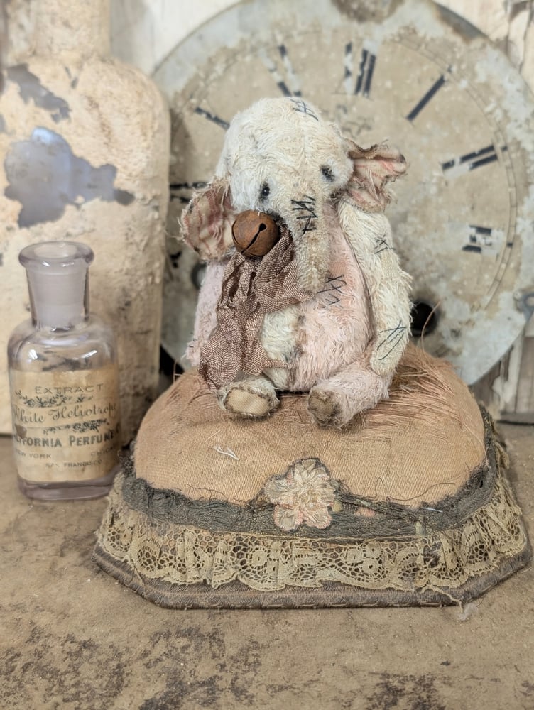 Image of 4" - Vintage Shabby Old Worn Pink&Cream Ellyfont by whendi's bears.