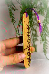 Image 2 of Marcapáginas floral.