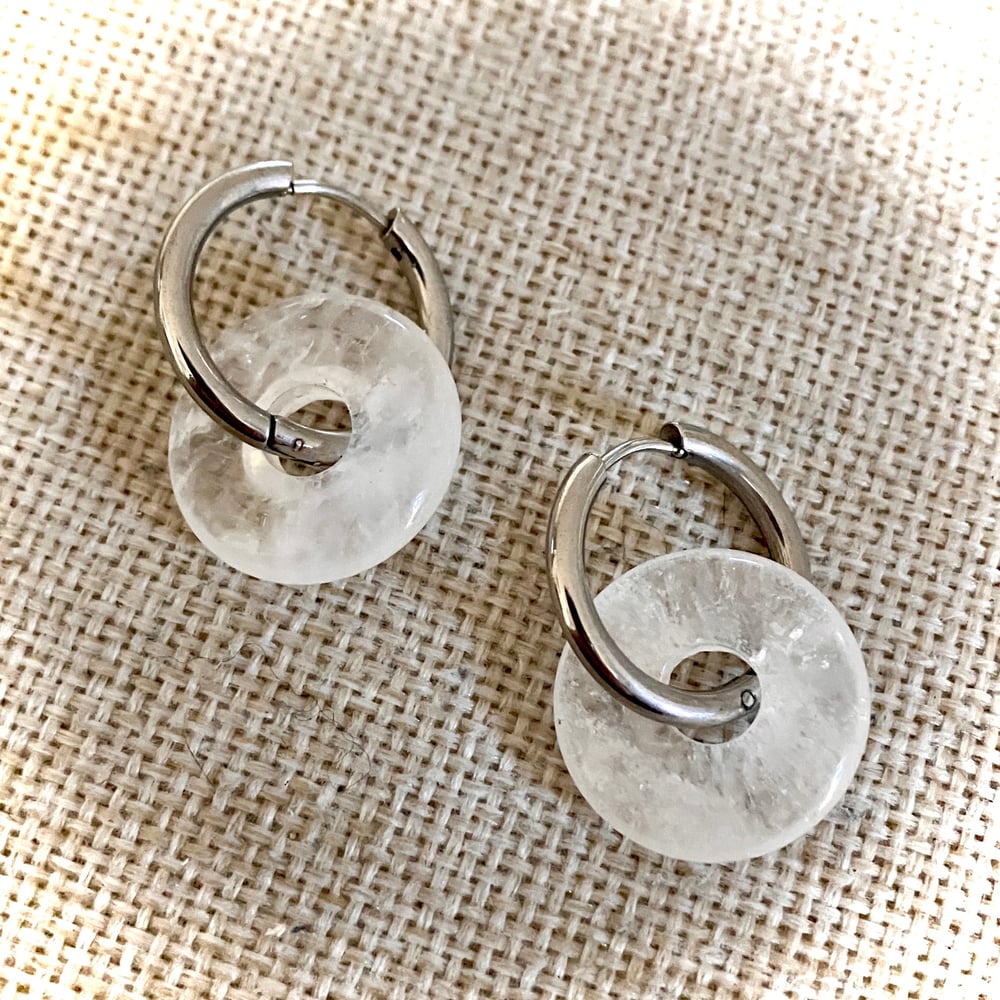 Image of Mini créoles Annulaires en Cristal de Roche (pierre naturelle)