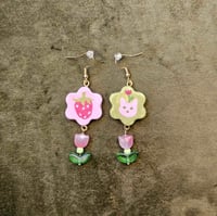 Image 2 of boucles d’oreilles - fraise & chat tulipe 