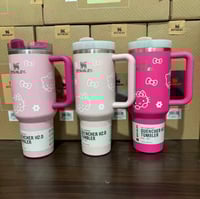Image 6 of Hello Kitty X Stanley™️ “Fuchsia Bow” | 40 Oz. FlowState Quencher