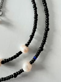 Image 2 of Collier "Nocturne" de perle et billes de verre