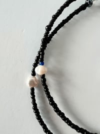 Image 5 of Collier "Nocturne" de perle et billes de verre