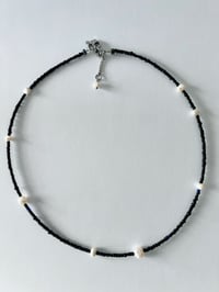 Image 3 of Collier "Nocturne" de perle et billes de verre