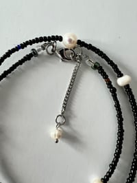 Image 4 of Collier "Nocturne" de perle et billes de verre