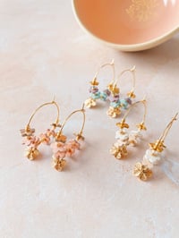 Image 1 of Les couronnes de fleurs de saison - boucles d'oreilles en cuir