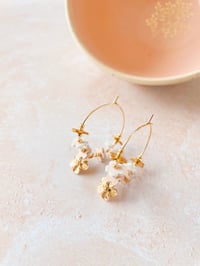 Image 4 of Les couronnes de fleurs de saison - boucles d'oreilles en cuir