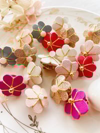 Image 3 of La fleur de bohème, pin's en cuir