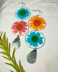 Mix match 2 daisy earrings