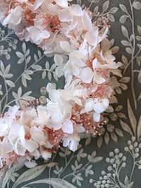 Image 2 of Couronne hortensia blanc et gypsophile rose 