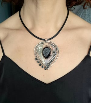 Black pendant 