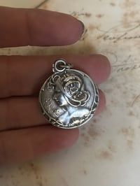 Image 1 of Pendentif Art Nouveau, Femme aux coquelicots, porte-photo coulissant, plaqué argent, 1900