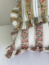 Image 3 of Coussin rayé et fleuri à volants