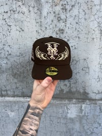 Image 1 of PINK BRIM BROWN/CREAM NEW YORK METS CUSTOM FITTED CAP