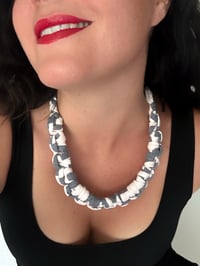 Image 3 of Collar Blanco y Gris Wish