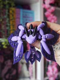 Image 3 of Mini dragón morado y negro
