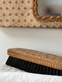 Image 5 of Ancien miroir de courtoisie avec brosse