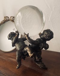 Image 1 of Vendu.Magnifique support de boule de cristal, puttis en bronze, pièce unique! Avec boule de 13 cm!
